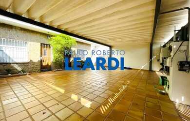 Imagem: A casa possui 4 Dormitórios, 5 Banheiros, 4 Vagas na garagem