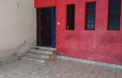 Imagem: A casa possui 4 Dormitórios, 2 Banheiros, 2 Vagas na garagem