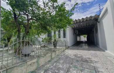 Imagem: A casa possui 4 Dormitórios, 3 Banheiros, 2 Vagas na garagem