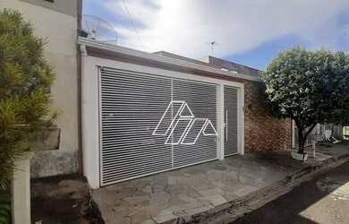 Imagem: A casa possui 2 Dormitórios, 1 Banheiro, 2 Vagas na garagem