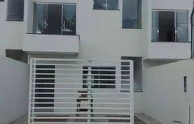 Imagem: A casa possui 3 Dormitórios, 3 Banheiros, 2 Vagas na garagem