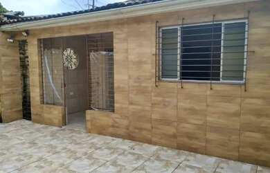 Imagem: A casa possui 3 Dormitórios, 1 Banheiro, 2 Vagas na garagem