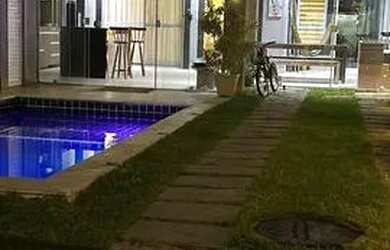 Imagem: A casa possui 4 Dormitórios, 2 Banheiros, 3 Vagas na garagem