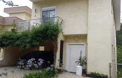 Imagem: A casa possui 4 Dormitórios, 5 Banheiros, 4 Vagas na garagem