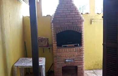 Imagem: A casa possui 3 Dormitórios, 2 Banheiros, 5 Vagas na garagem