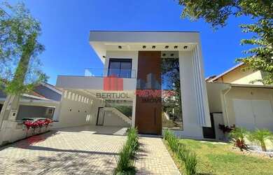 Imagem: A casa possui 4 Dormitórios, 5 Banheiros, 2 Vagas na garagem