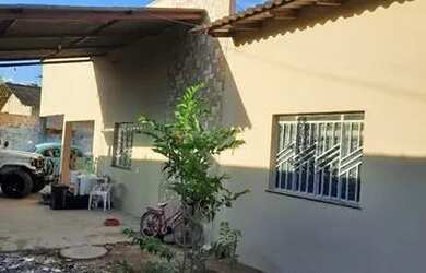 Imagem: A casa possui 3 Dormitórios, 3 Banheiros, 3 Vagas na garagem