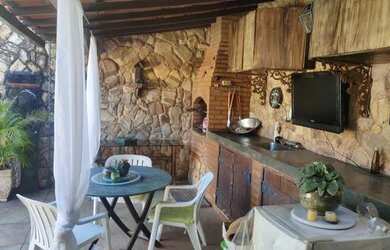 Imagem: A casa em condomínio possui 3 Dormitórios, 2 Banheiros, 1