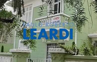 Imagem: A casa possui 3 Dormitórios, 3 Banheiros, 3 Vagas na garagem