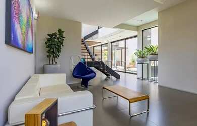 Imagem: A casa em condomínio e possui 3 Dormitórios, Suítes, 2 Banheiros