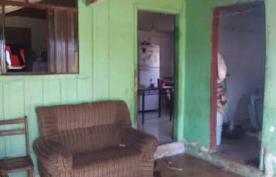 Imagem: A casa possui 2 Dormitórios, 1 Banheiro, 1 Vaga na garagem