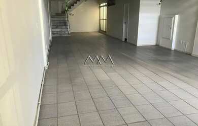 Imagem: O depósito possui 90m² de Área e está localizado em Estoril