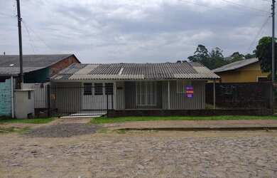 Imagem: A casa possui 2 Dormitórios, 1 Banheiro, 1 Vaga na garagem