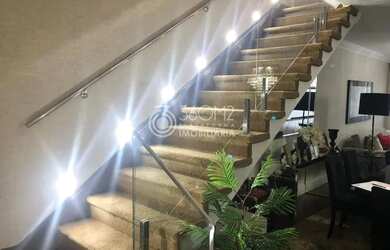 Imagem: A casa possui 4 Dormitórios, 4 Banheiros, 4 Vagas na garagem