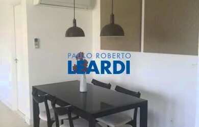 Imagem: O apartamento possui 1 Dormitório, 1 Banheiro, 2 Vagas na garagem