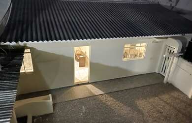 Imagem: A casa possui 1 Dormitório, 1 Banheiro, 1 Vaga na garagem