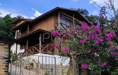 Imagem: A casa possui 4 Dormitórios, 2 Banheiros, 5 Vagas na garagem