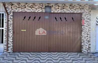 Imagem: A casa possui 3 Dormitórios, 2 Banheiros, 2 Vagas na garagem