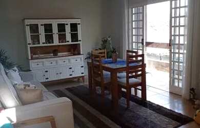 Imagem: A casa possui 3 Dormitórios, 2 Banheiros, 3 Vagas na garagem