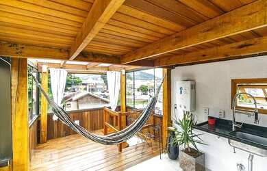 Imagem: A casa possui 3 Dormitórios, 2 Banheiros, 2 Vagas na garagem