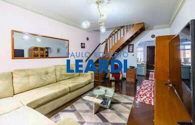 Imagem: A casa possui 5 Dormitórios, 5 Banheiros, 4 Vagas na garagem