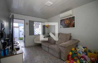 Imagem: A casa possui 4 Dormitórios, 2 Banheiros, 2 Vagas na garagem