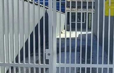 Imagem: A casa possui 2 Dormitórios, 2 Banheiros, 2 Vagas na garagem