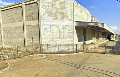 Imagem: O depósito possui 5 Vagas na garagem e 9600m² de Área e está