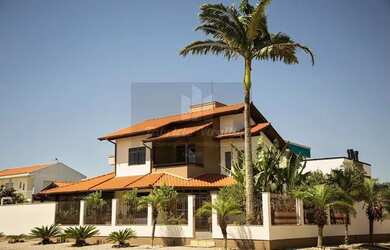 Imagem: A casa possui 3 Dormitórios, 3 Banheiros, 3 Vagas na garagem