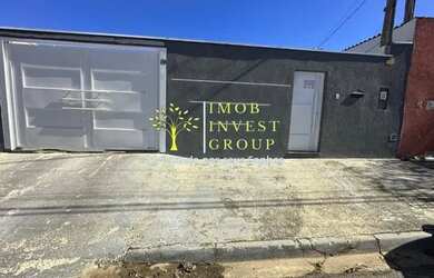 Imagem: A casa possui 3 Dormitórios, 2 Banheiros, 2 Vagas na garagem