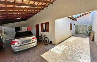 Imagem: A casa possui 2 Dormitórios, 1 Banheiro, 1 Vaga na garagem