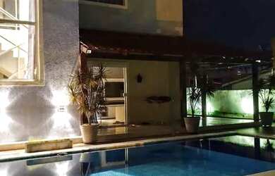 Imagem: A casa possui 4 Dormitórios, 2 Banheiros, 5 Vagas na garagem