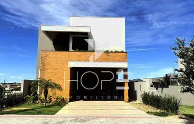 Imagem: A casa em condomínio possui 1 Dormitório, 4 Banheiros, 4 Vagas