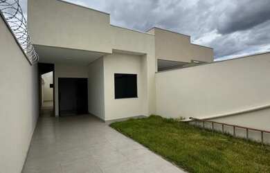 Imagem: A casa possui 3 Dormitórios, 1 Banheiro, 2 Vagas na garagem