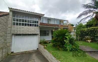 Imagem: A casa possui 5 Dormitórios, 5 Banheiros, 3 Vagas na garagem