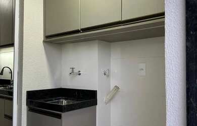 Imagem: O apartamento possui 2 Dormitórios, 1 Banheiro, 1 Vaga na garagem