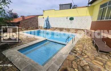 Imagem: A casa possui 5 Dormitórios, 5 Banheiros, 2 Vagas na garagem