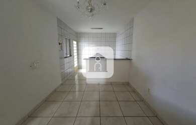 Imagem: A casa possui 2 Dormitórios, 1 Banheiro, 1 Vaga na garagem