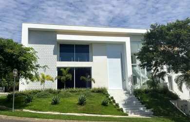 Imagem: A casa possui 4 Dormitórios, 5 Banheiros, 4 Vagas na garagem