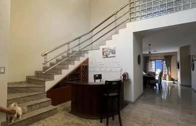 Imagem: A casa possui 4 Dormitórios, 4 Banheiros, 3 Vagas na garagem