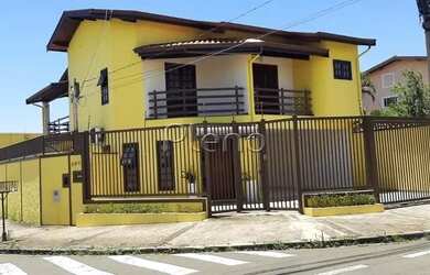 Imagem: A casa possui 3 Dormitórios, 2 Banheiros, 5 Vagas na garagem