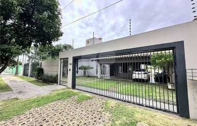 Imagem: A casa possui 3 Dormitórios, 5 Banheiros, 2 Vagas na garagem