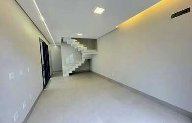 Imagem: A casa possui 3 Dormitórios, 2 Banheiros, 2 Vagas na garagem