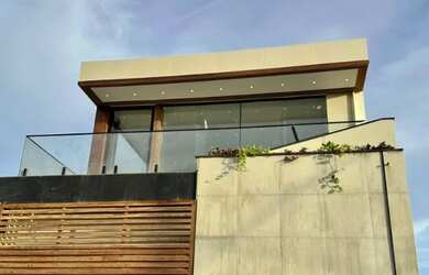 Imagem: A casa possui 5 Dormitórios, 5 Banheiros, 2 Vagas na garagem