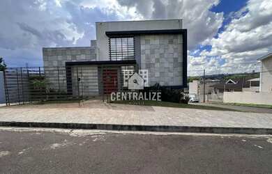 Imagem: A casa possui 3 Dormitórios, 4 Banheiros, 4 Vagas na garagem