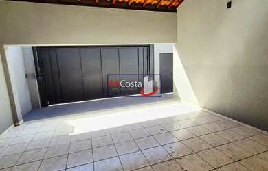 Imagem: A casa possui 3 Dormitórios, 2 Banheiros, 2 Vagas na garagem