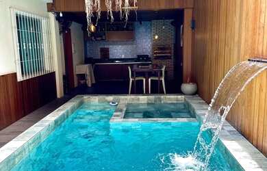 Imagem: A casa possui 3 Dormitórios, 3 Banheiros, 2 Vagas na garagem