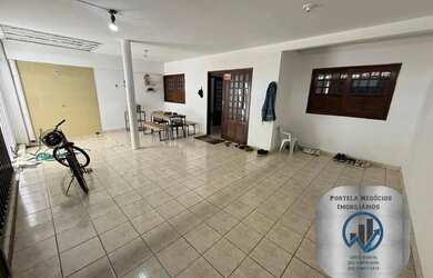 Imagem: A casa possui 3 Dormitórios, 2 Banheiros, 2 Vagas na garagem