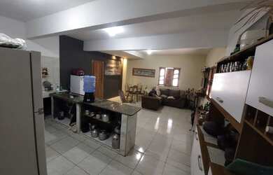 Imagem: A casa possui 2 Dormitórios, 2 Banheiros, 5 Vagas na garagem