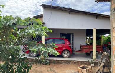 Imagem: A casa possui 2 Dormitórios e 2 Banheiros e está localizado